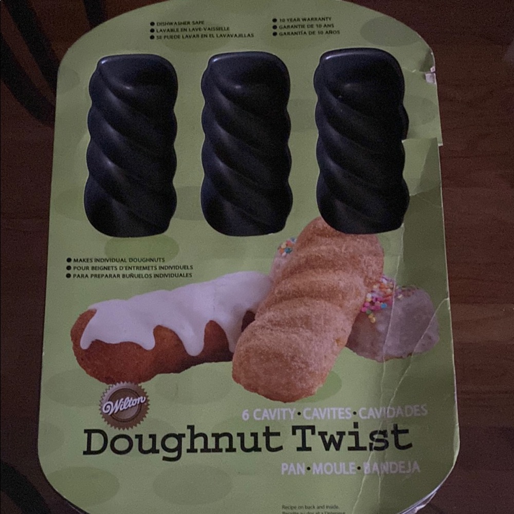 New Wilton 6-Cavity Doughnut Twist Pan